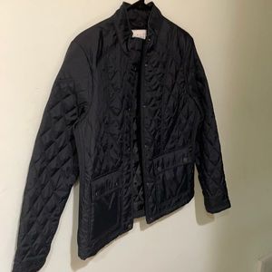 Quilted lightweight jacket. Snap closure, stretch detail on sides,inner sleeve.